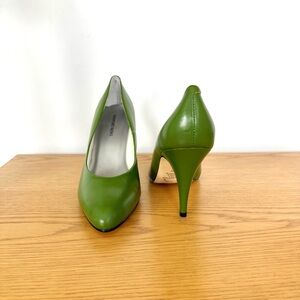 Vintage Newport News pumps in green size 8
